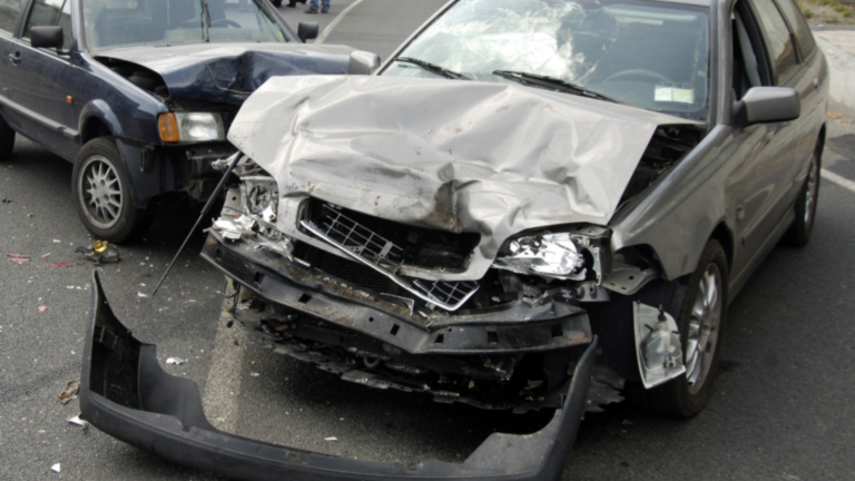 2 damaged vehicles after an accident